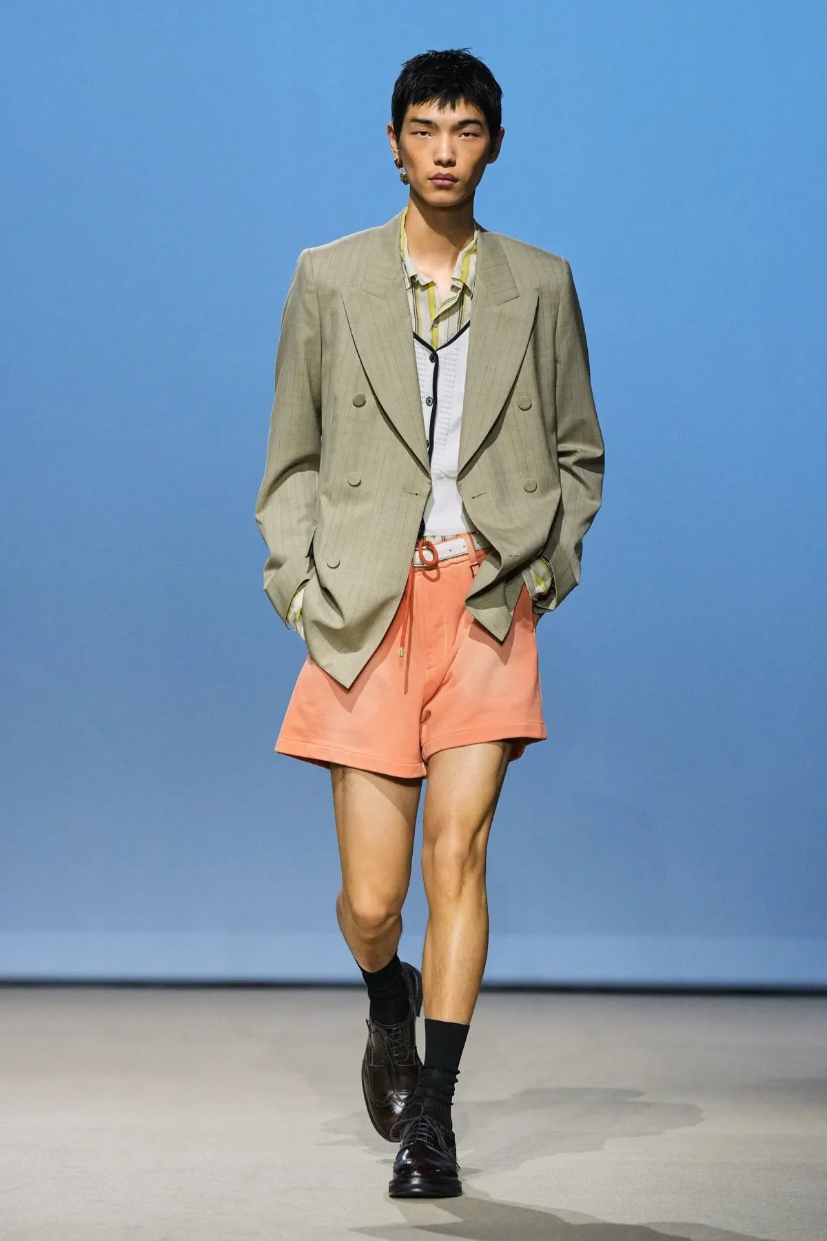 Pour le printemps 2027, WOOYOUNGMI habille la joie masculine