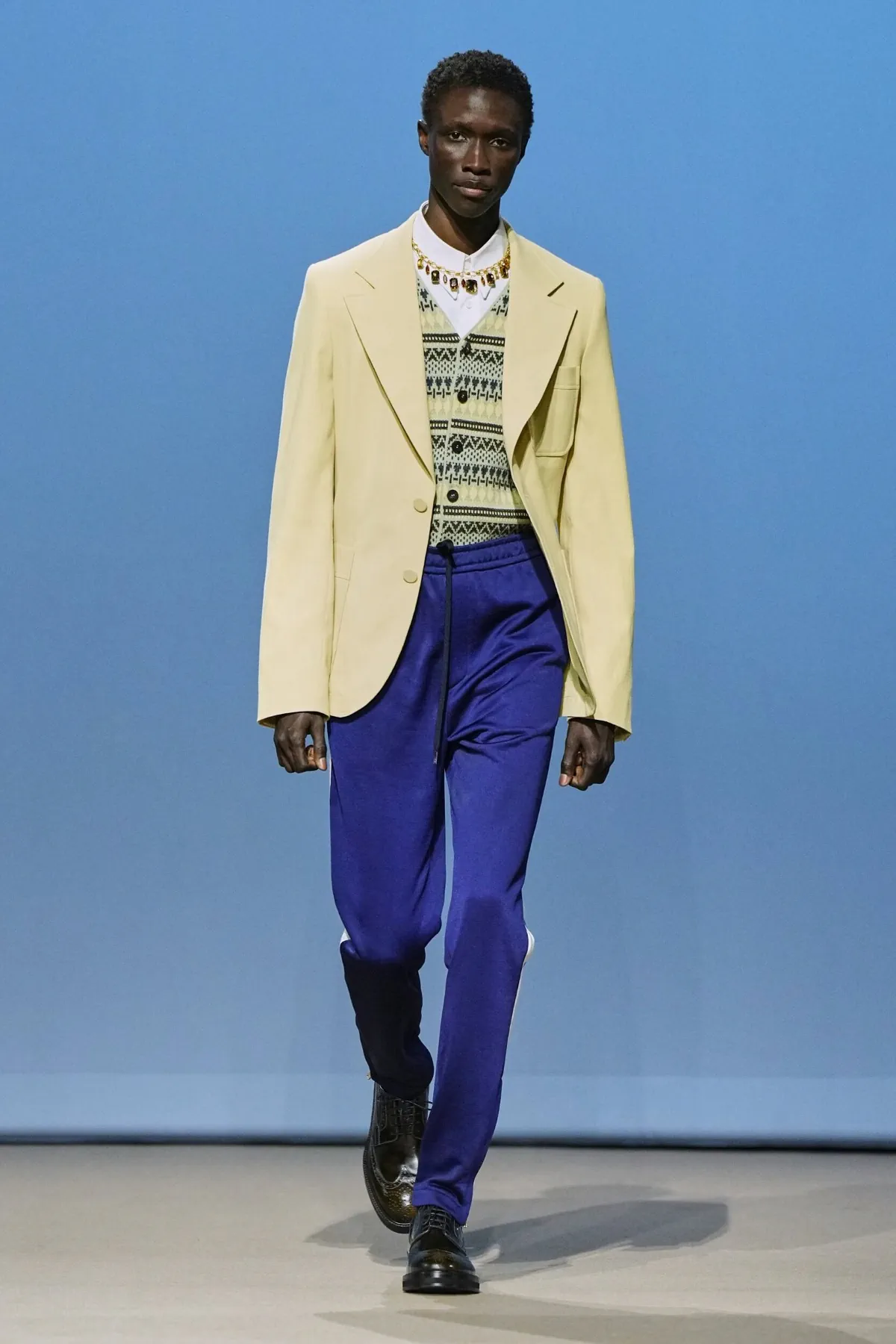 Pour le printemps 2027, WOOYOUNGMI habille la joie masculine