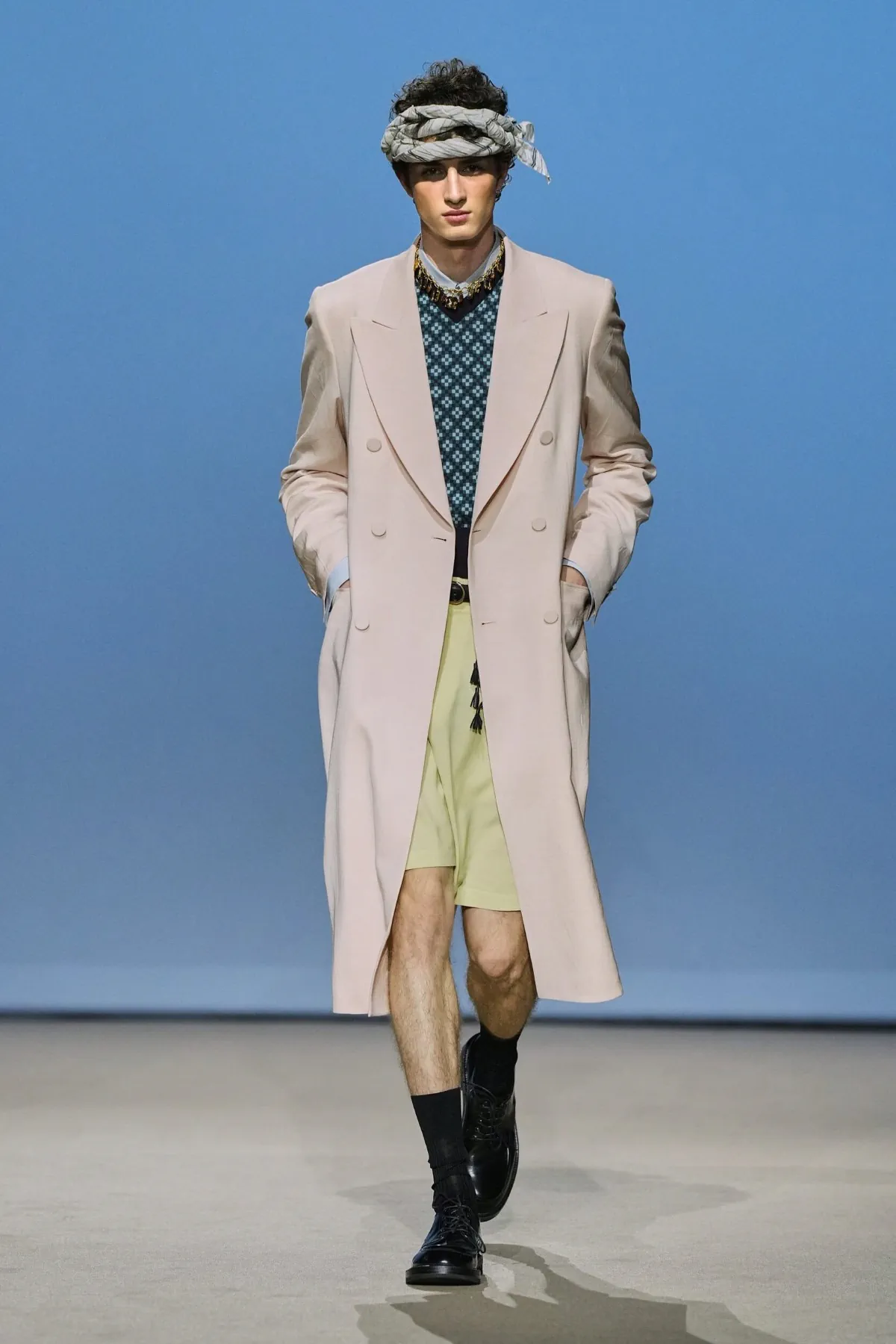 Pour le printemps 2027, WOOYOUNGMI habille la joie masculine