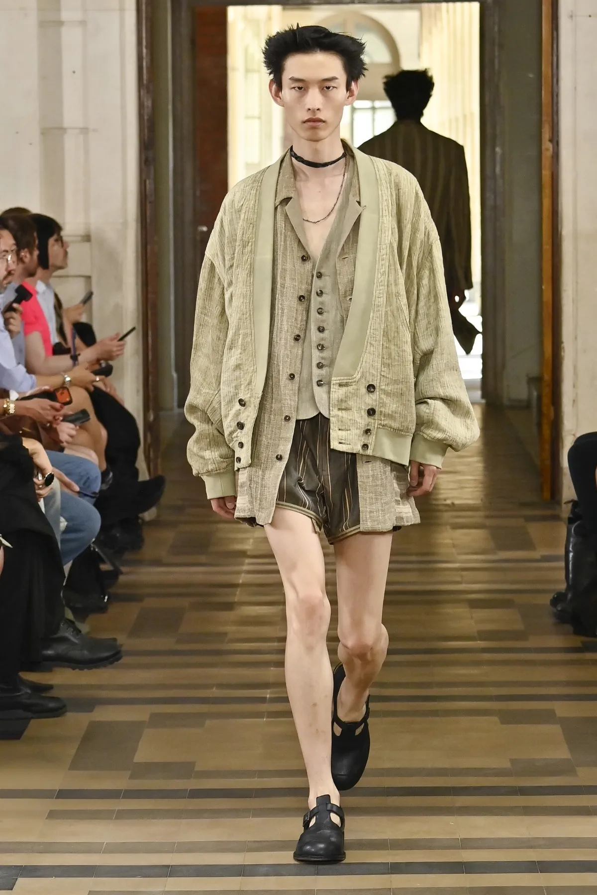 Ziggy Chen Spring Summer 2027 Paris Fashion Week 34 Ziggy Chen, à Paris, imagine un printemps 2027 patiné par le temps