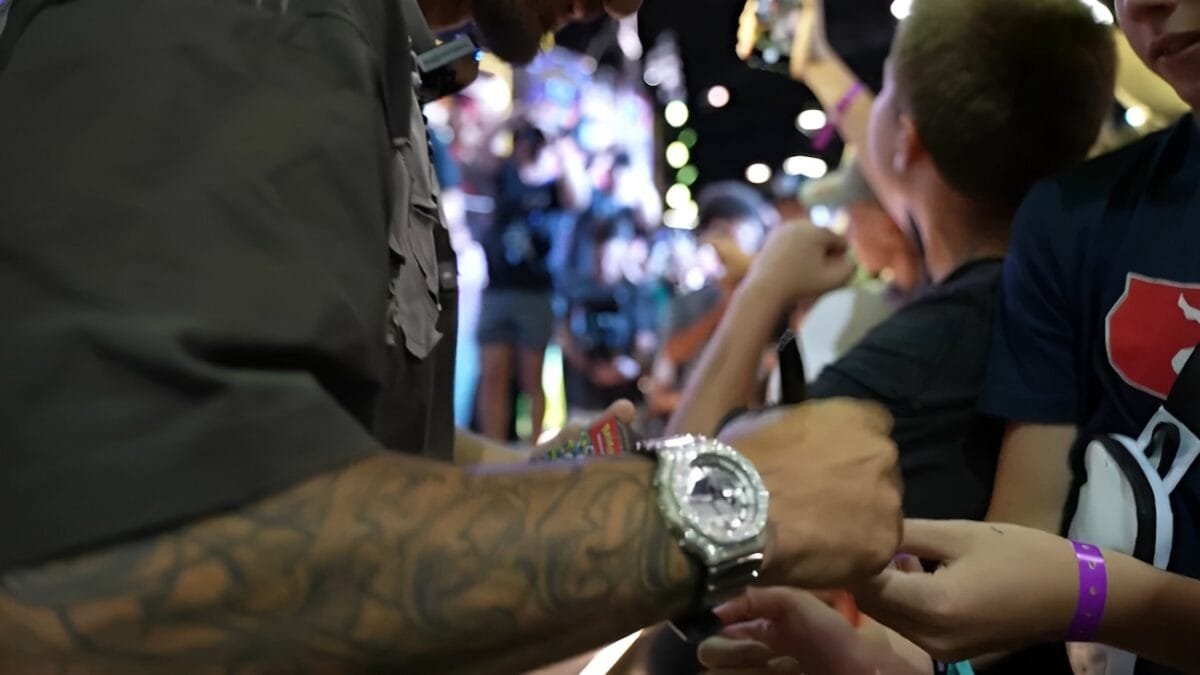 Max Holloway fait entrer la G-SHOCK GM2100YM-8A sur le ring du bijou