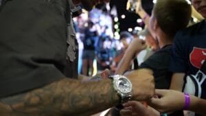 Max Holloway fait entrer la G-SHOCK GM2100YM-8A sur le ring du bijou