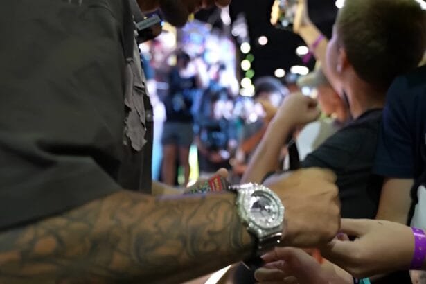 Max Holloway fait entrer la G-SHOCK GM2100YM-8A sur le ring du bijou