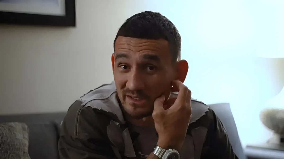 Max Holloway fait entrer la G-SHOCK GM2100YM-8A sur le ring du bijou