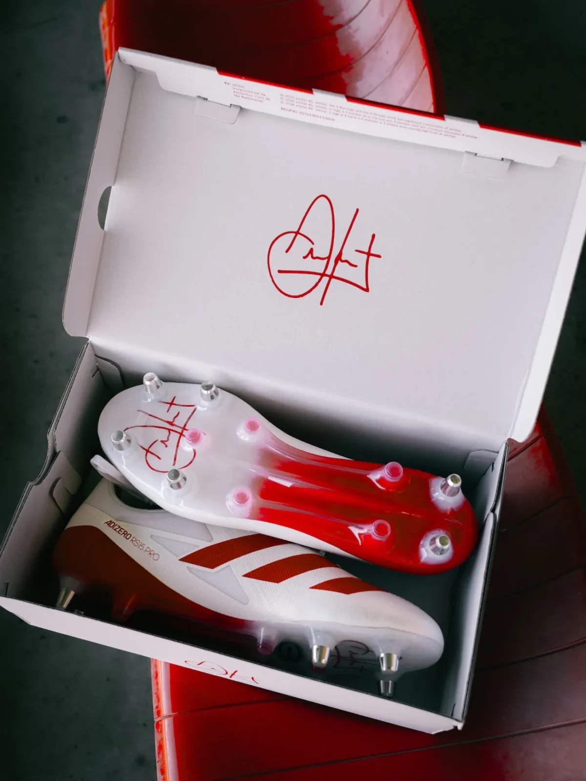 Antoine Dupont grave son histoire dans la nouvelle Adizero RS15 d'adidas