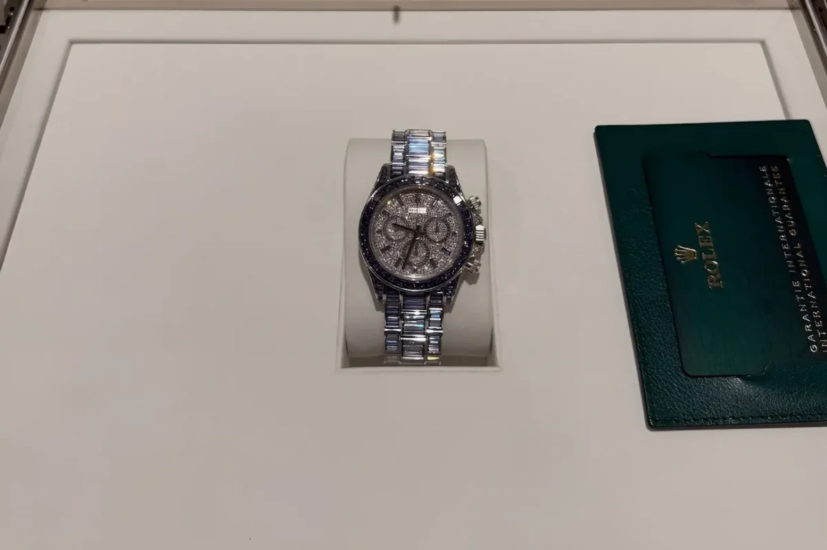 Drake x Rolex Oyster Perpetual Cosmograph Daytona Ice Gradient 2 Rolex offre à Drake une Daytona « Ice Gradient » unique au monde pour couronner son record Billboard