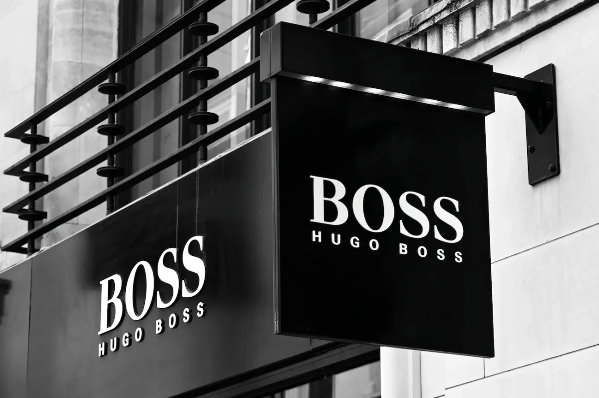 Les ventes de Hugo Boss continuent de baisser au deuxieme trimestre HUGO BOSS vend moins, gagne en marge et joue son avenir face Ă Frasers