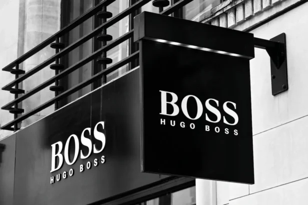 HUGO BOSS vend moins, gagne en marge et joue son avenir face à Frasers