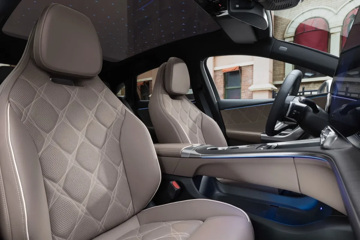Mercedes joue double jeu avec la Classe C : une électrique, une thermique, un seul nom en une seule année