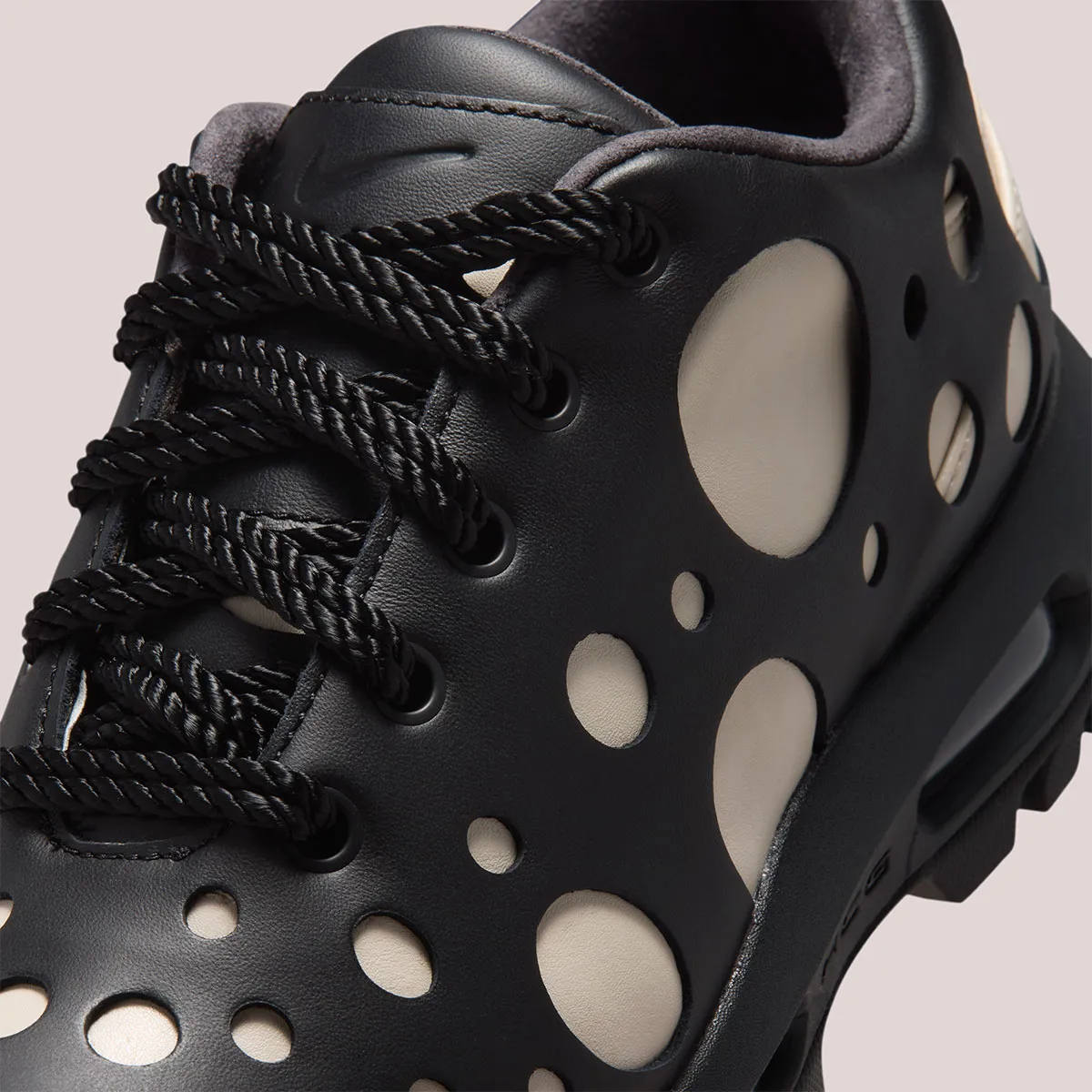 Nike Air Max Goadome Low 5 Nike troue le cuir de la Air Max Goadome Low et signe la sneaker la plus discutée de l'automne