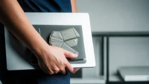 La souris pliable OrigamiSwift tient trois mois sur une seule charge et prouve que la lenteur peut redevenir un argument de vente