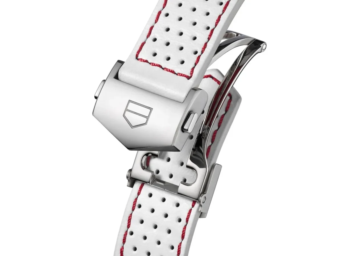 La TAG Heuer Carrera Chronograph x Team Ikuzawa ravive le rouge et blanc du sport automobile japonais
