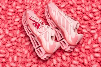 adidas Originals dévoile la Pink Chavarria Megaride AG en collaboration avec Willy Chavarria, et c'est tout un imaginaire qui prend forme