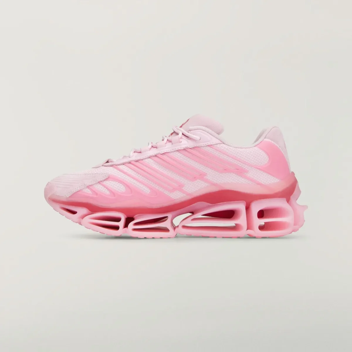 adidas Originals dévoile la Pink Chavarria Megaride AG en collaboration avec Willy Chavarria, et c'est tout un imaginaire qui prend forme