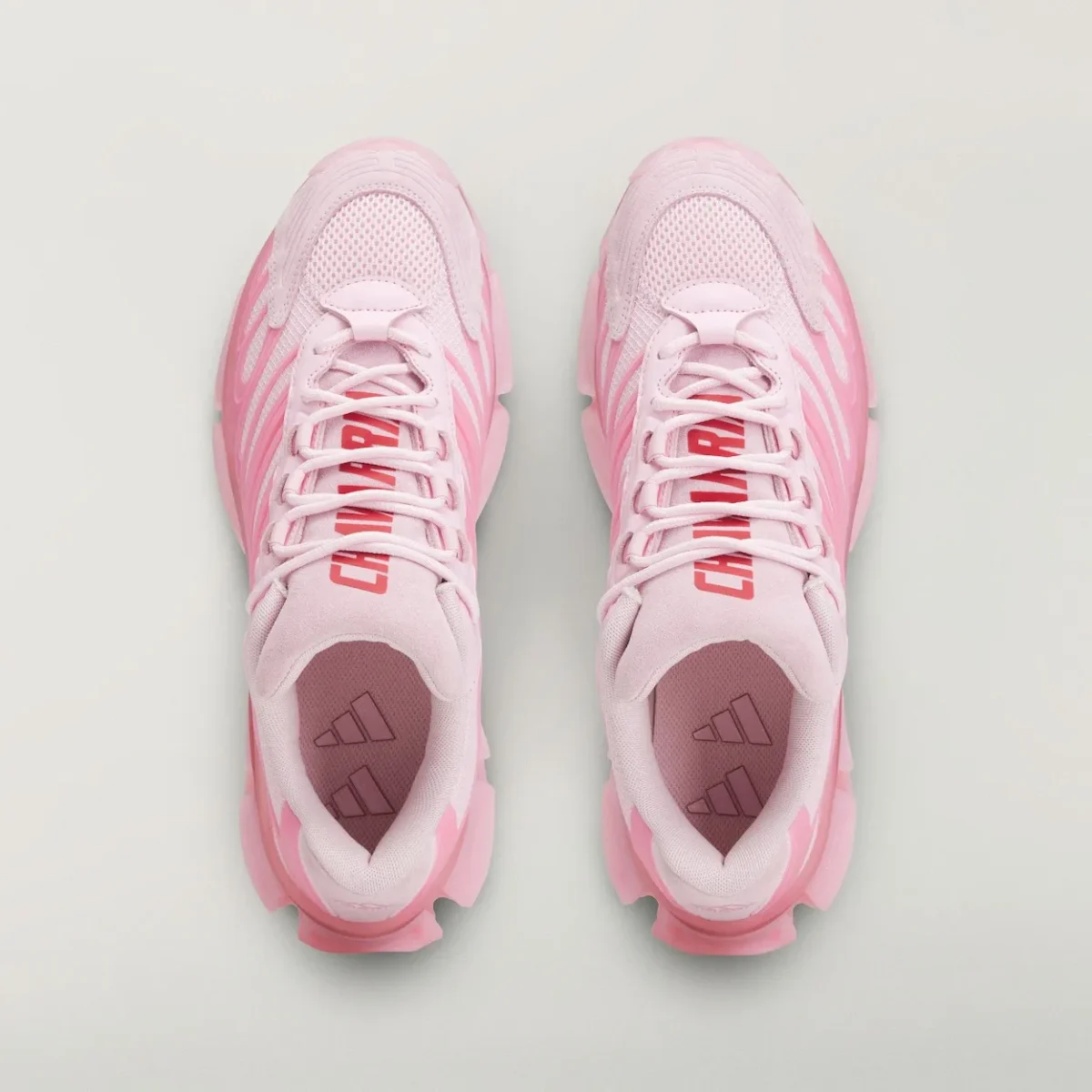adidas Originals dévoile la Pink Chavarria Megaride AG en collaboration avec Willy Chavarria, et c'est tout un imaginaire qui prend forme