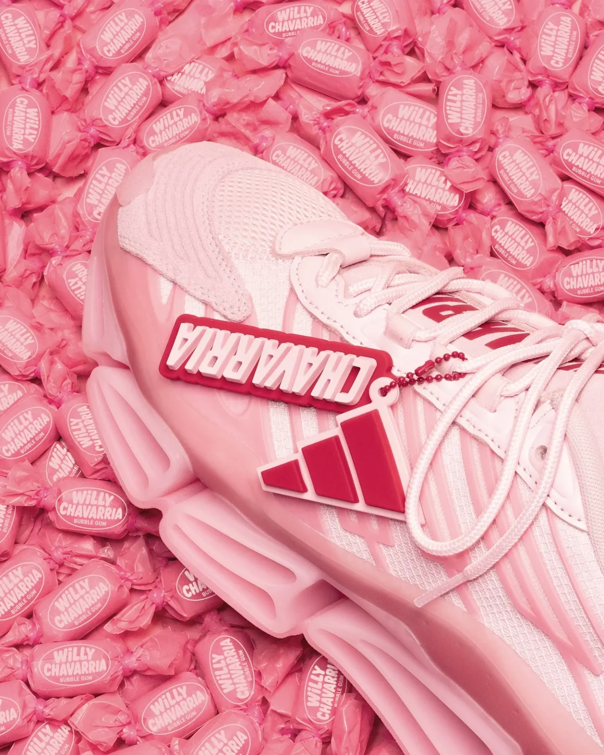 adidas Originals dévoile la Pink Chavarria Megaride AG en collaboration avec Willy Chavarria, et c'est tout un imaginaire qui prend forme