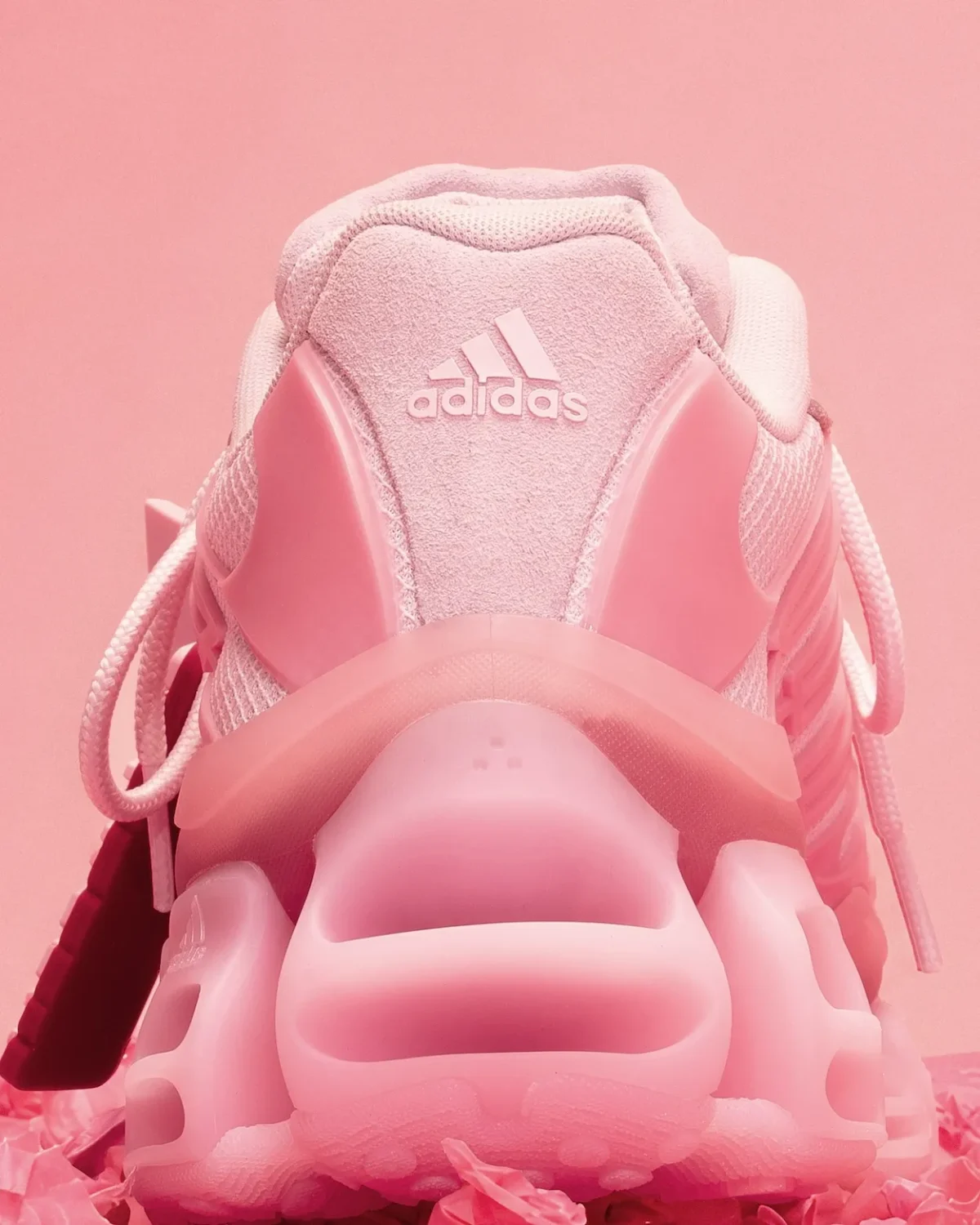 adidas Originals dévoile la Pink Chavarria Megaride AG en collaboration avec Willy Chavarria, et c'est tout un imaginaire qui prend forme