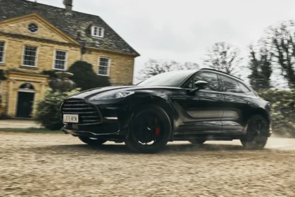 L'Aston Martin DBX, complice de chaos de Tom Hardy dans MobLand