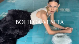Bottega Veneta signe avec Juergen Teller une campagne pour l'hiver 2026 qui capture l'âme brute de Milan
