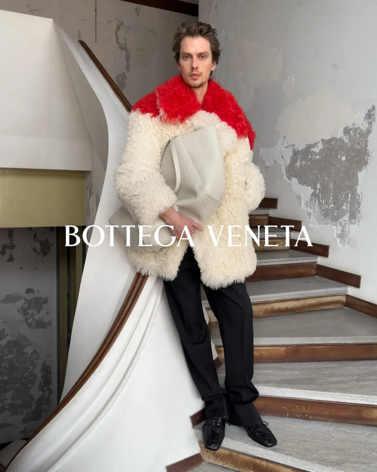 Bottega Veneta signe avec Juergen Teller une campagne pour l'hiver 2026 qui capture l'âme brute de Milan