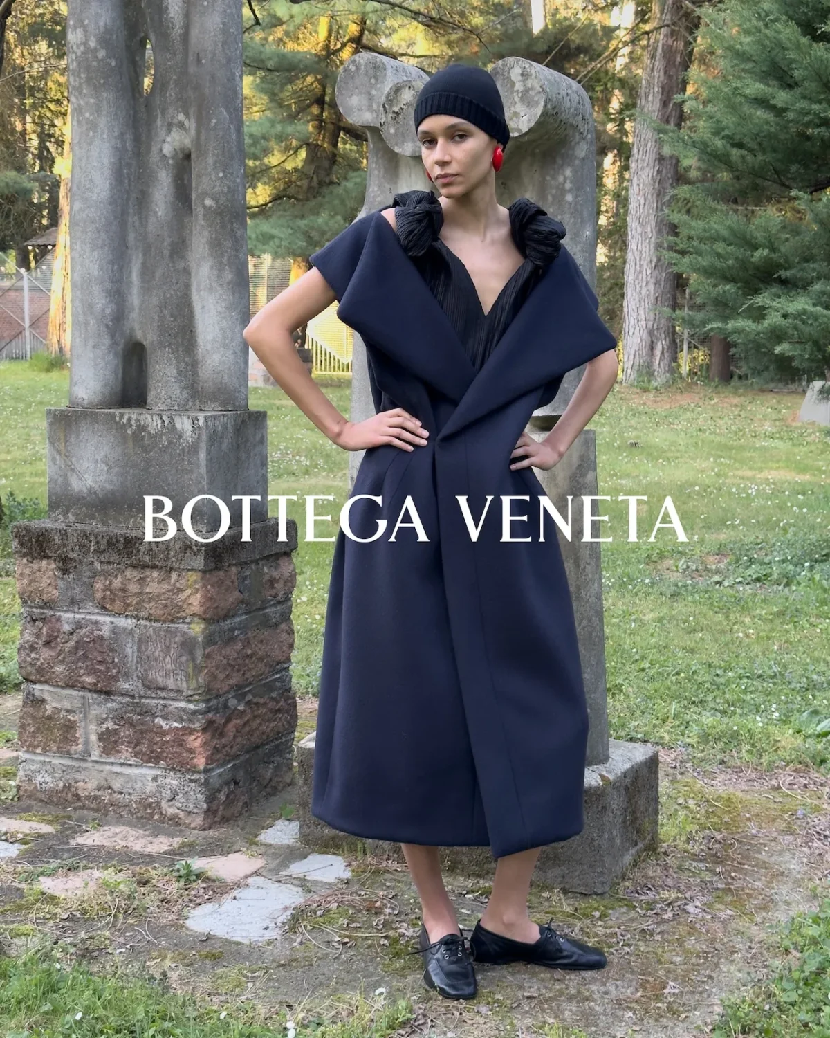 Bottega Veneta signe avec Juergen Teller une campagne pour l'hiver 2026 qui capture l'âme brute de Milan