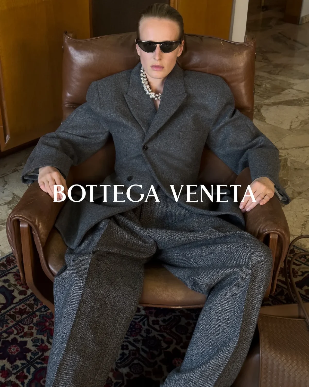 Bottega Veneta signe avec Juergen Teller une campagne pour l'hiver 2026 qui capture l'âme brute de Milan