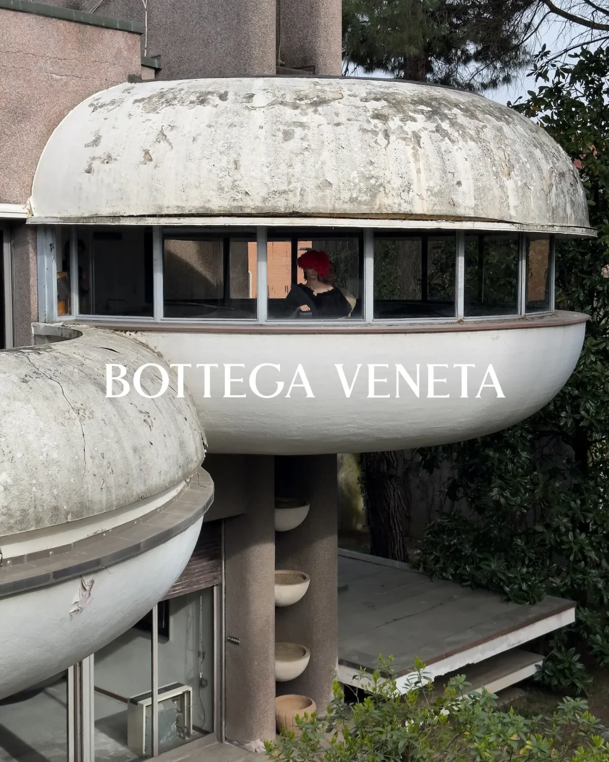 Bottega Veneta signe avec Juergen Teller une campagne pour l'hiver 2026 qui capture l'âme brute de Milan