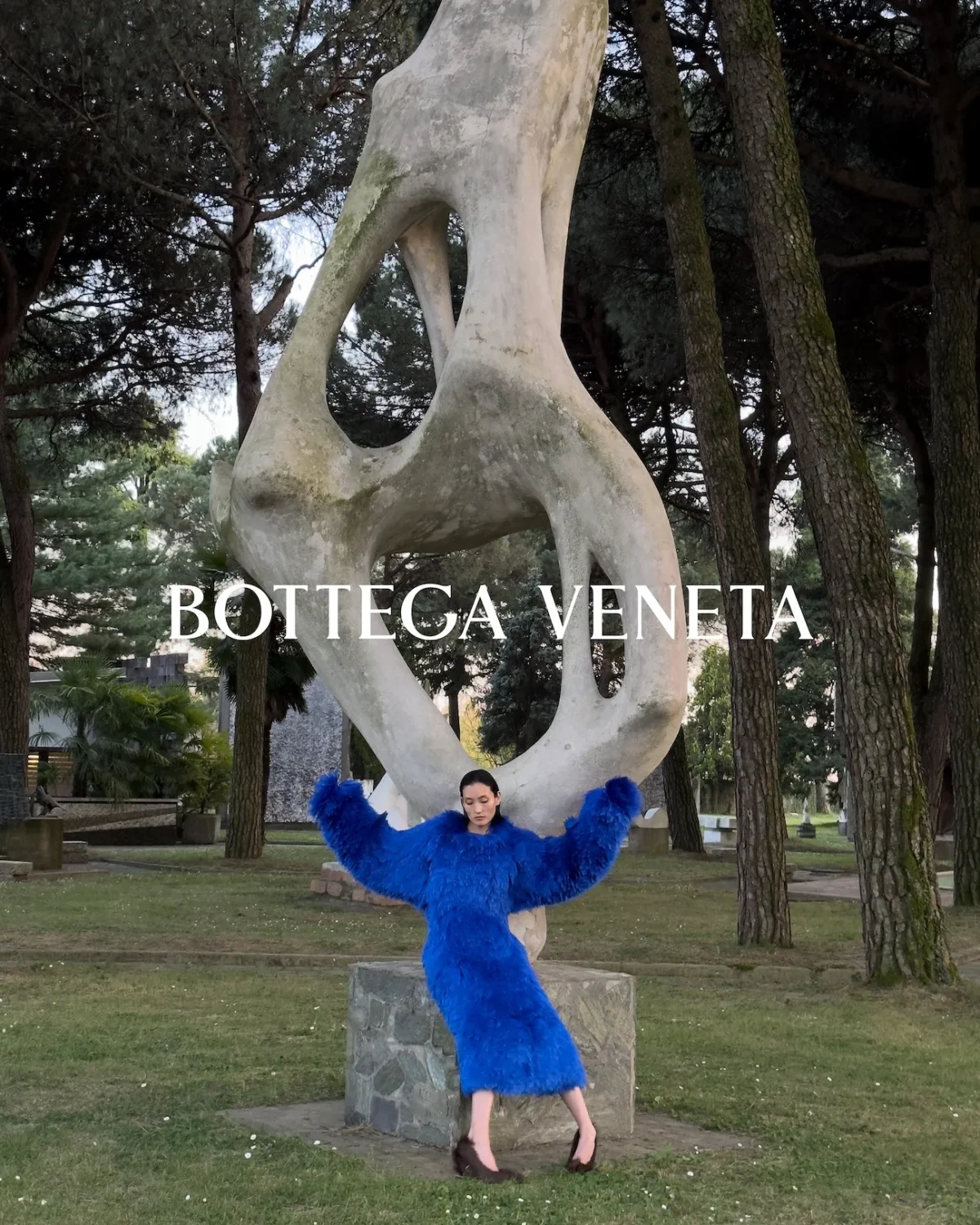 Bottega Veneta signe avec Juergen Teller une campagne pour l'hiver 2026 qui capture l'âme brute de Milan