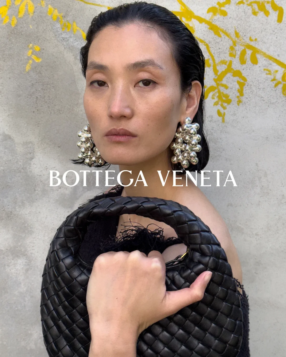 Bottega Veneta signe avec Juergen Teller une campagne pour l'hiver 2026 qui capture l'âme brute de Milan