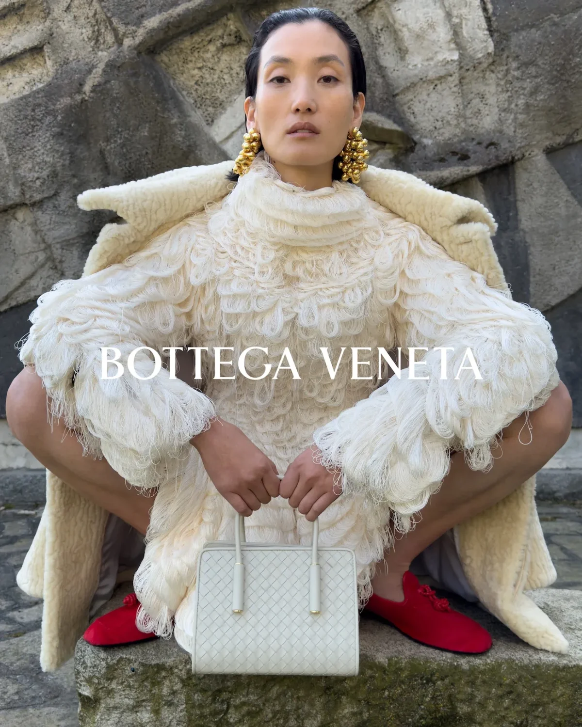 Bottega Veneta signe avec Juergen Teller une campagne pour l'hiver 2026 qui capture l'âme brute de Milan
