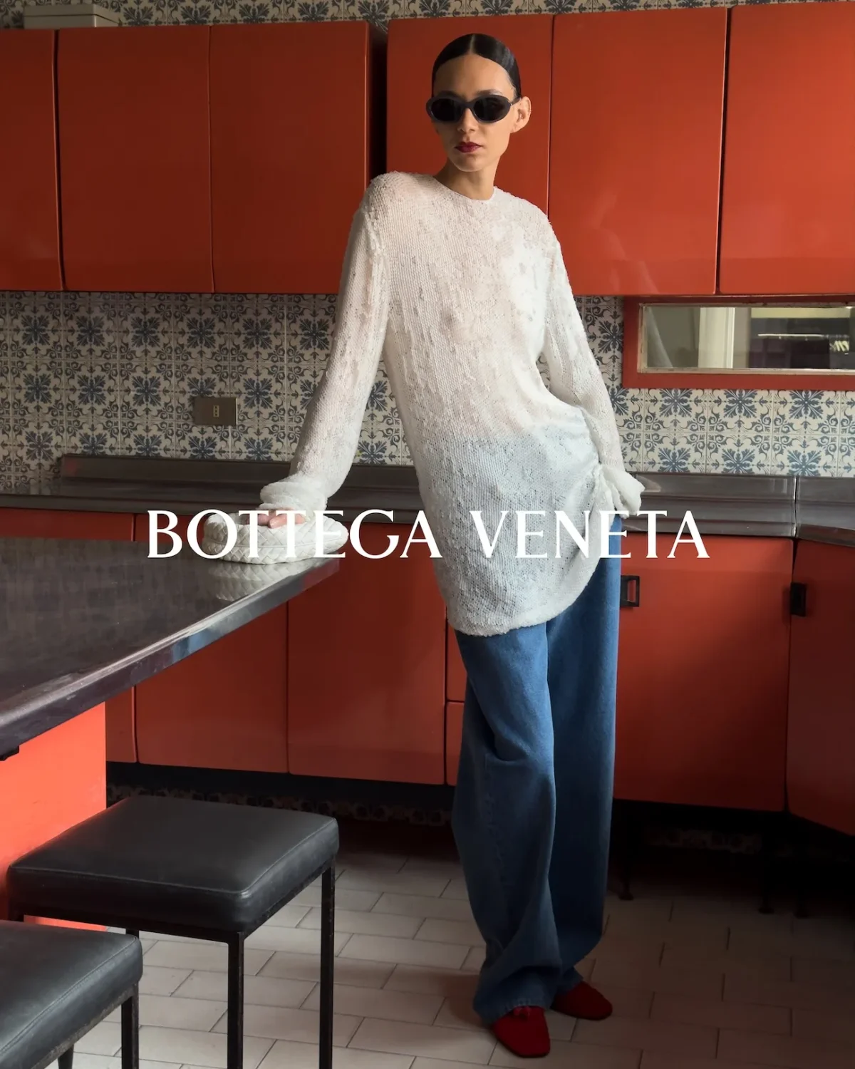Bottega Veneta signe avec Juergen Teller une campagne pour l'hiver 2026 qui capture l'âme brute de Milan