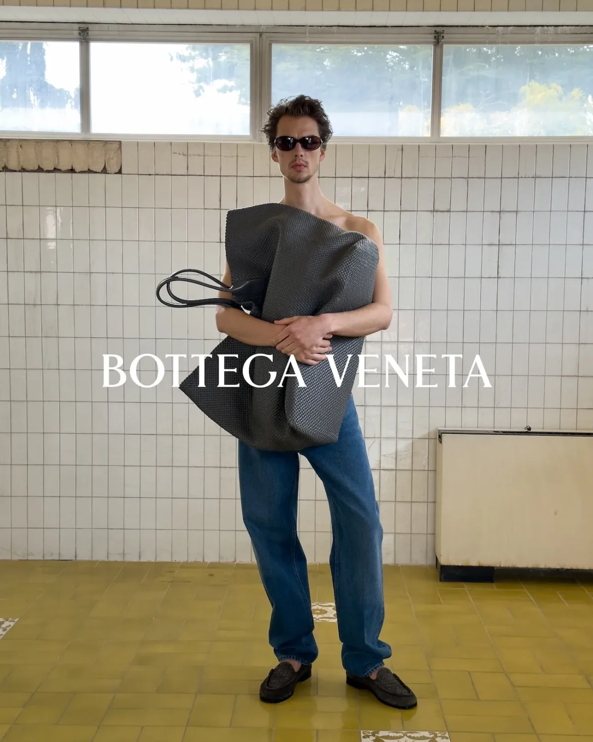 Bottega Veneta signe avec Juergen Teller une campagne pour l'hiver 2026 qui capture l'âme brute de Milan