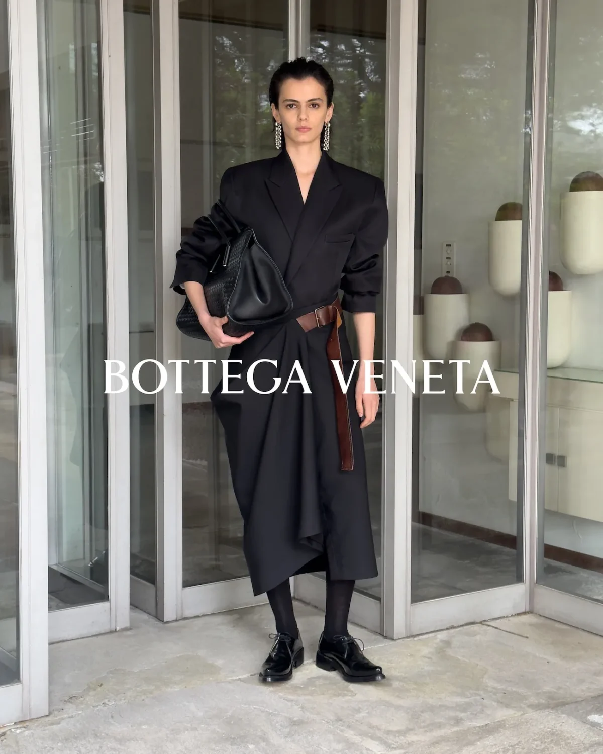 Bottega Veneta signe avec Juergen Teller une campagne pour l'hiver 2026 qui capture l'âme brute de Milan