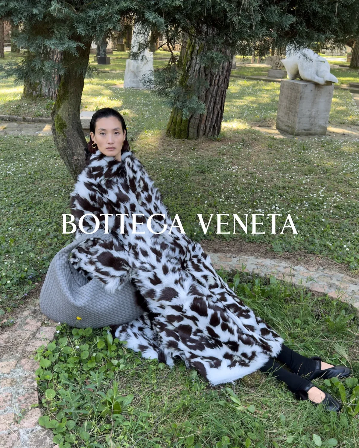Bottega Veneta signe avec Juergen Teller une campagne pour l'hiver 2026 qui capture l'âme brute de Milan