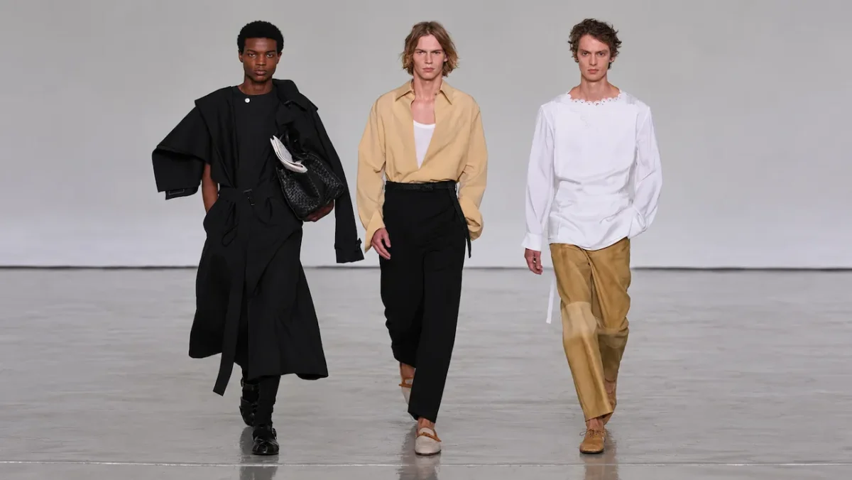 Pour le printemps 2027, Bottega Veneta desserre l'étau de l'intrecciato et laisse enfin respirer son vestiaire homme
