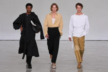 Pour le printemps 2027, Bottega Veneta desserre l'étau de l'intrecciato et laisse enfin respirer son vestiaire homme