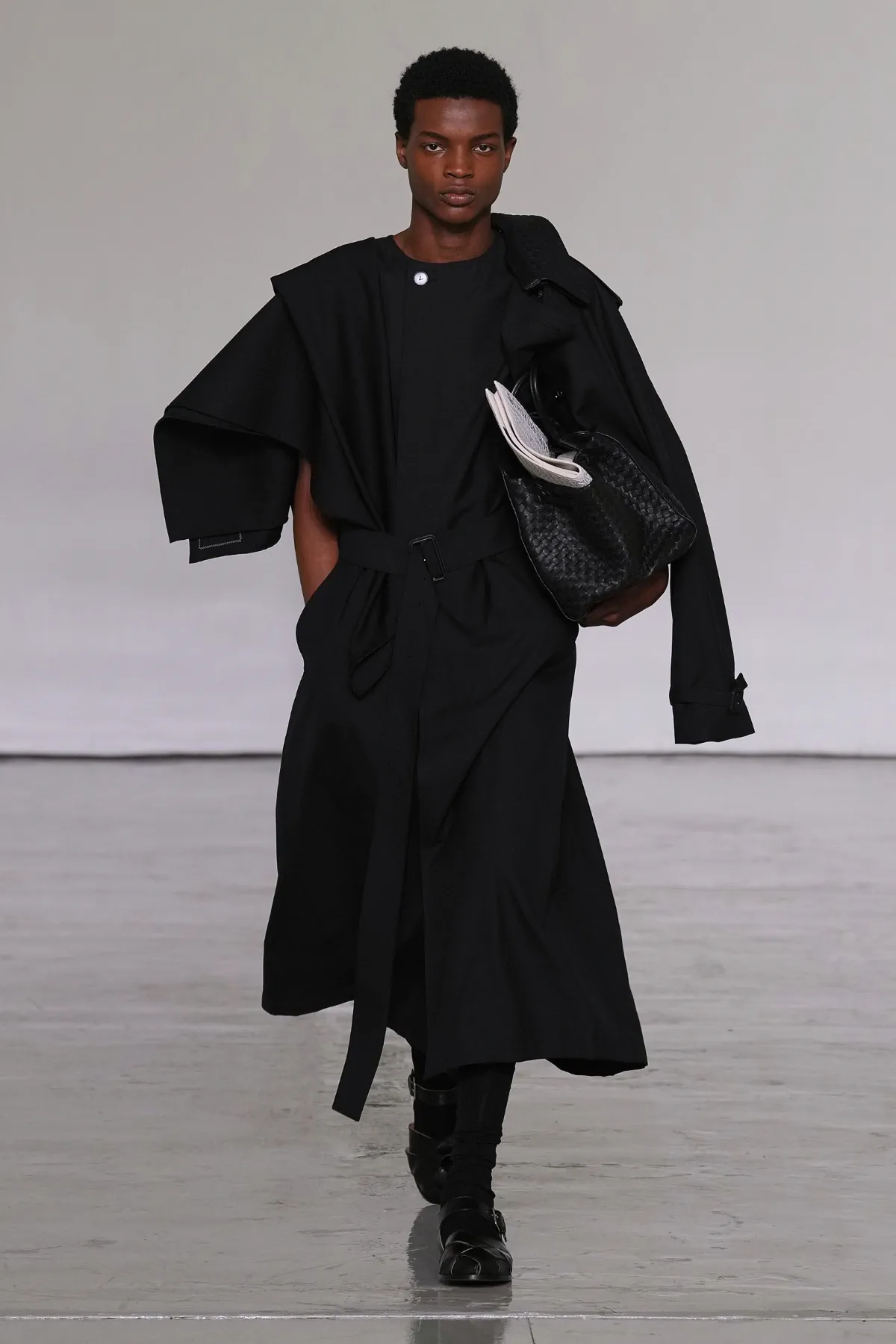 Pour le printemps 2027, Bottega Veneta desserre l'étau de l'intrecciato et laisse enfin respirer son vestiaire homme