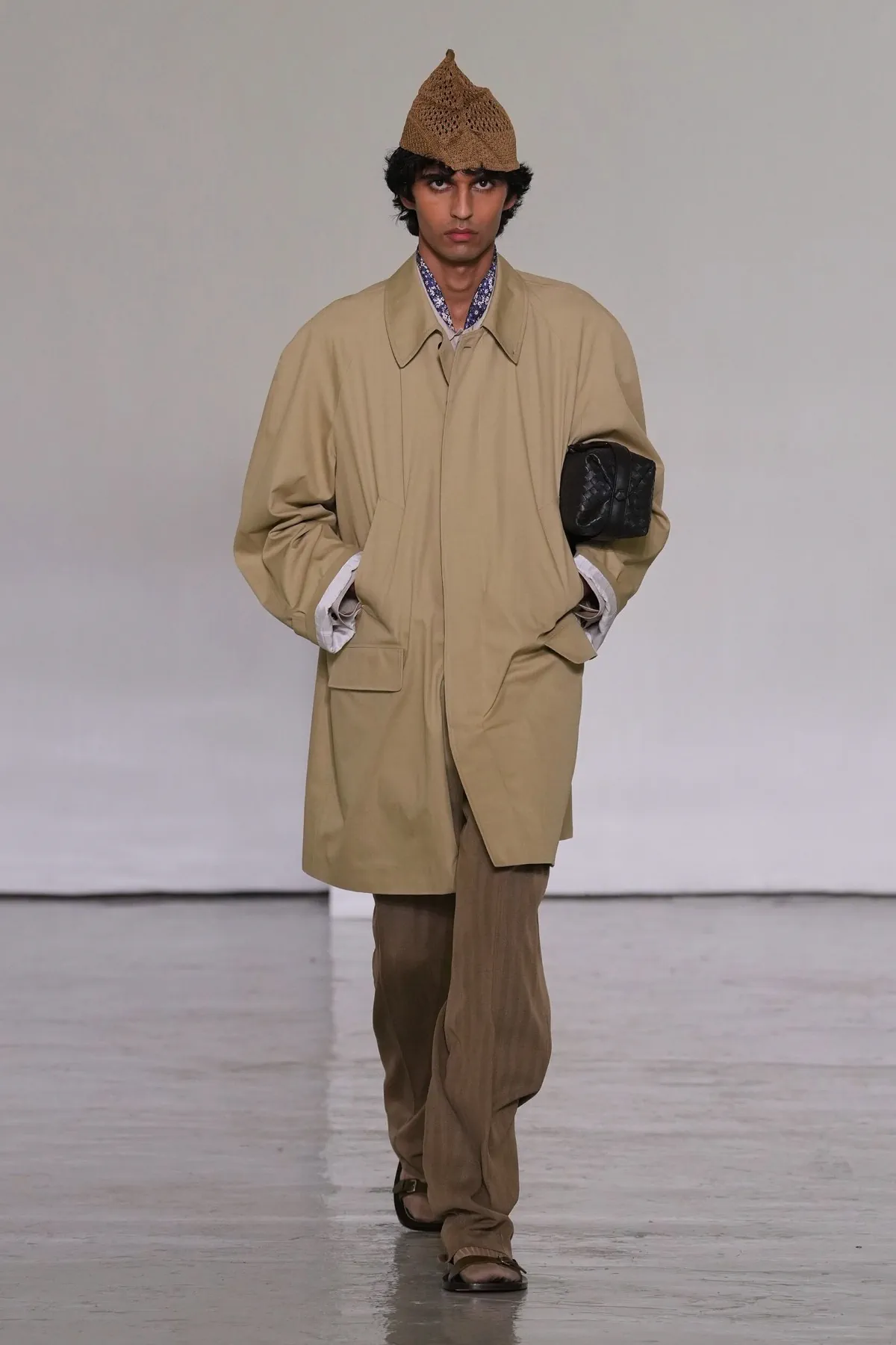 Pour le printemps 2027, Bottega Veneta desserre l'étau de l'intrecciato et laisse enfin respirer son vestiaire homme