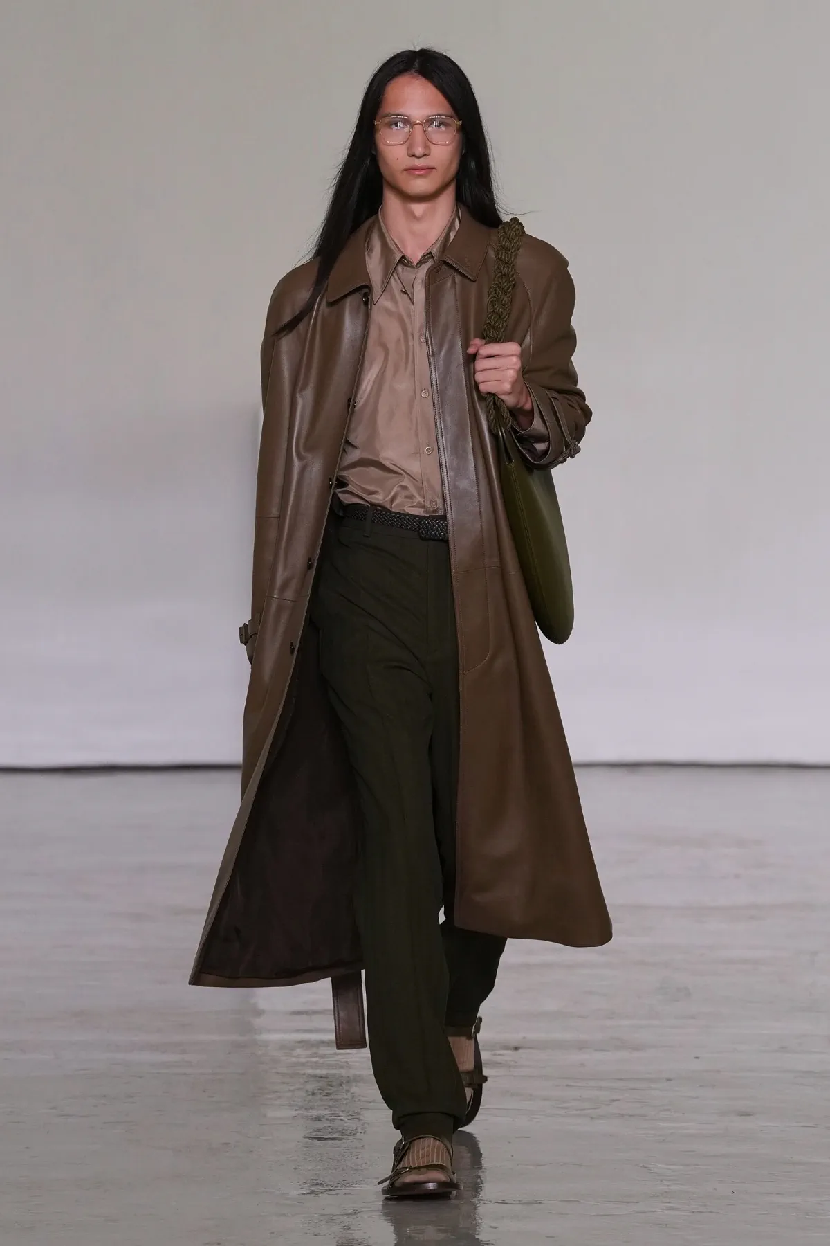 Pour le printemps 2027, Bottega Veneta desserre l'étau de l'intrecciato et laisse enfin respirer son vestiaire homme