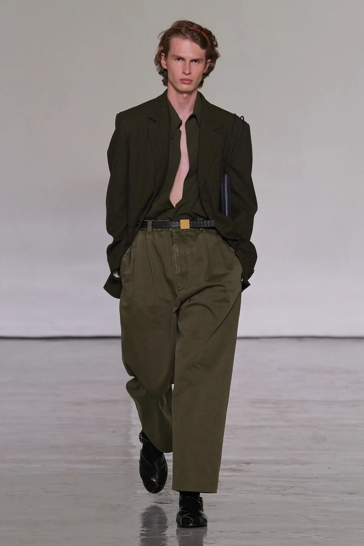 Pour le printemps 2027, Bottega Veneta desserre l'étau de l'intrecciato et laisse enfin respirer son vestiaire homme