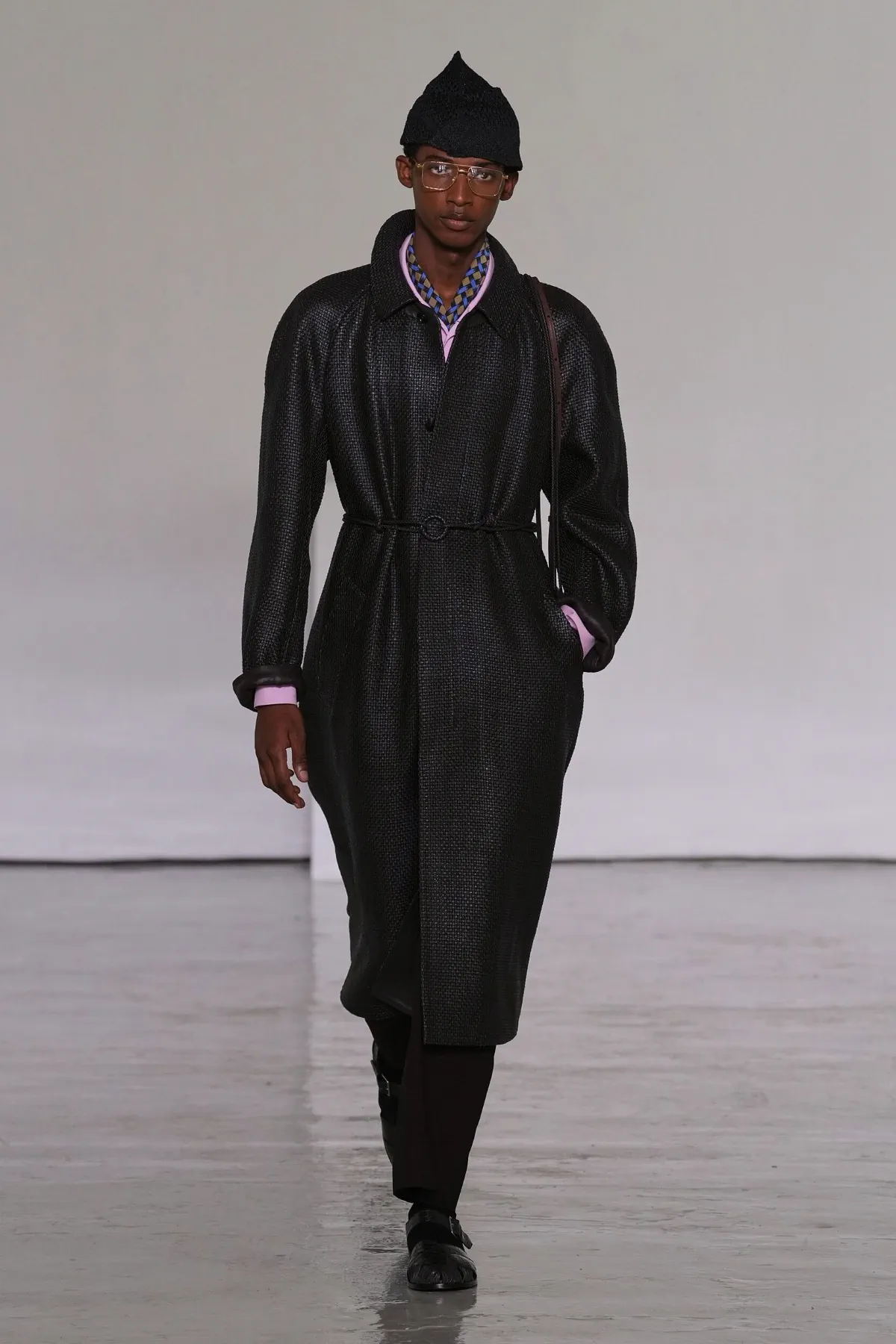 Pour le printemps 2027, Bottega Veneta desserre l'étau de l'intrecciato et laisse enfin respirer son vestiaire homme