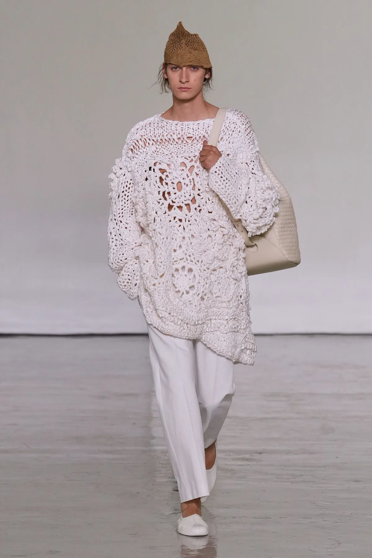 Pour le printemps 2027, Bottega Veneta desserre l'étau de l'intrecciato et laisse enfin respirer son vestiaire homme