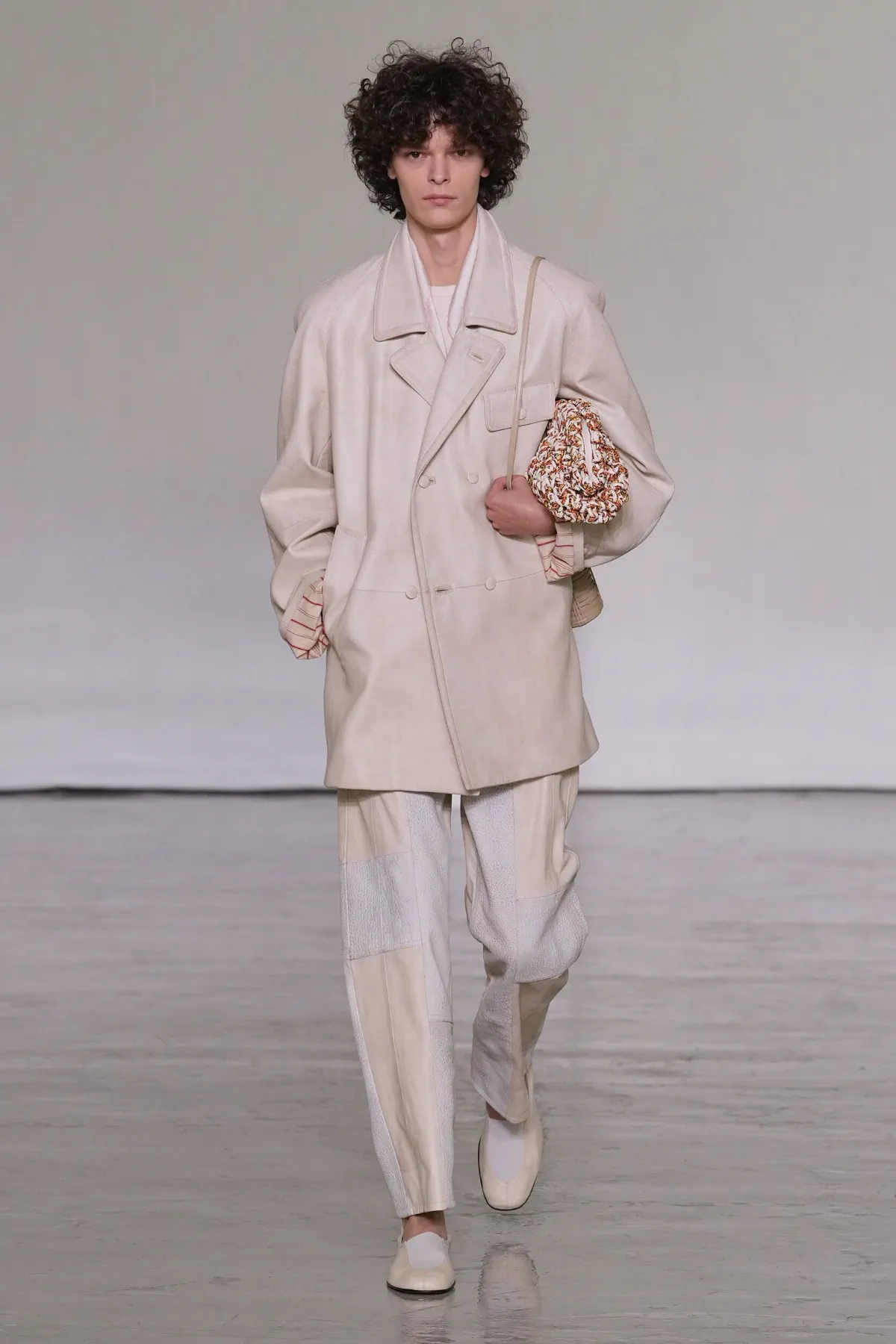 Pour le printemps 2027, Bottega Veneta desserre l'étau de l'intrecciato et laisse enfin respirer son vestiaire homme