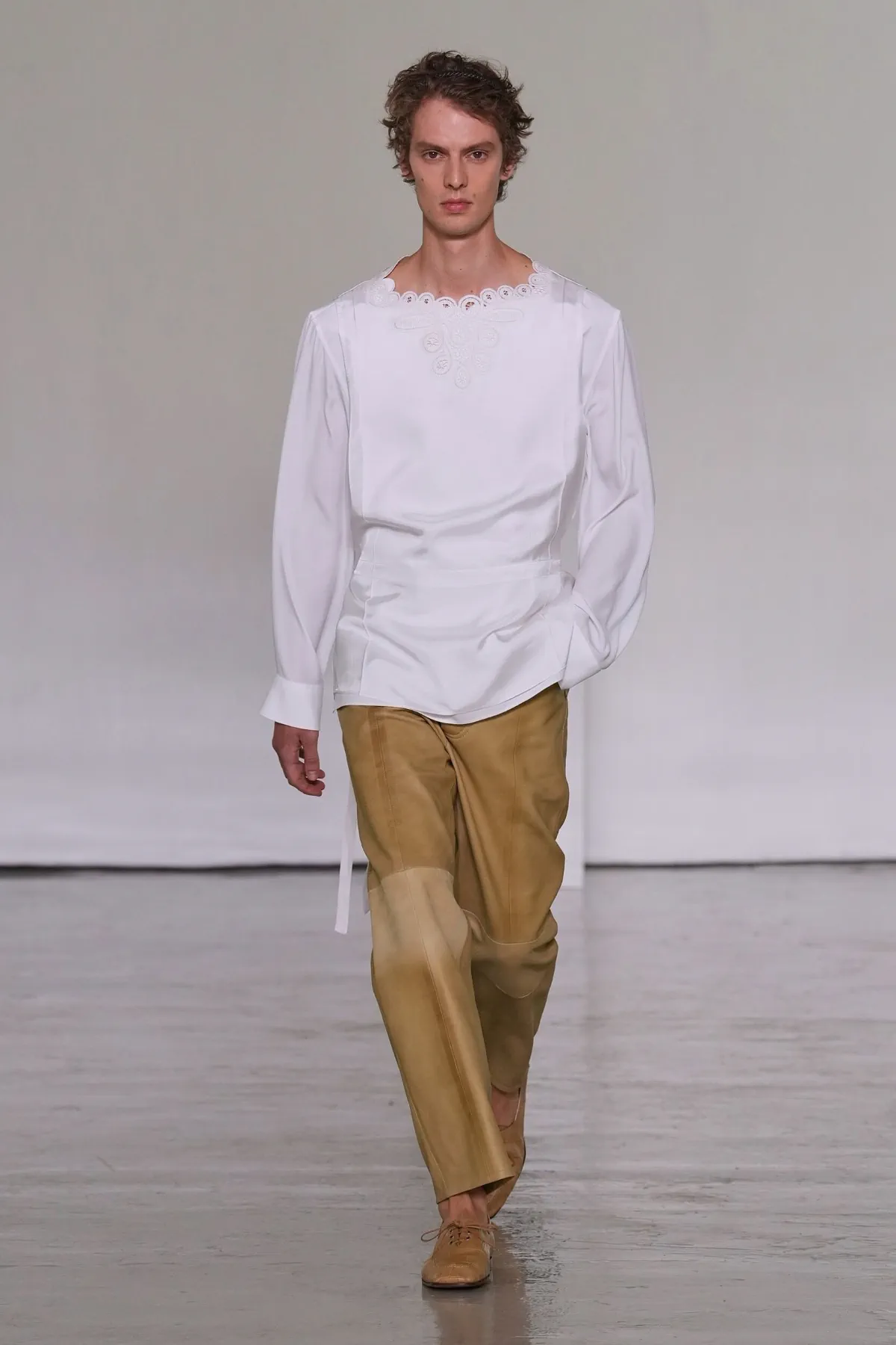 Pour le printemps 2027, Bottega Veneta desserre l'étau de l'intrecciato et laisse enfin respirer son vestiaire homme