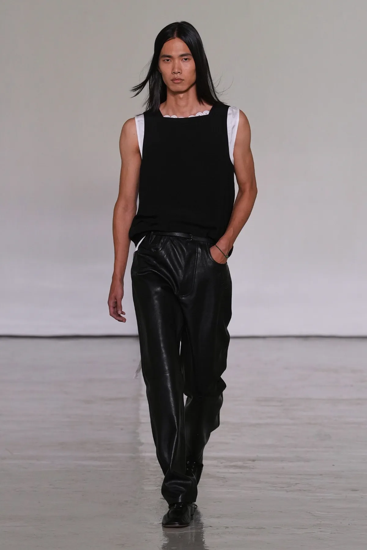 Pour le printemps 2027, Bottega Veneta desserre l'étau de l'intrecciato et laisse enfin respirer son vestiaire homme