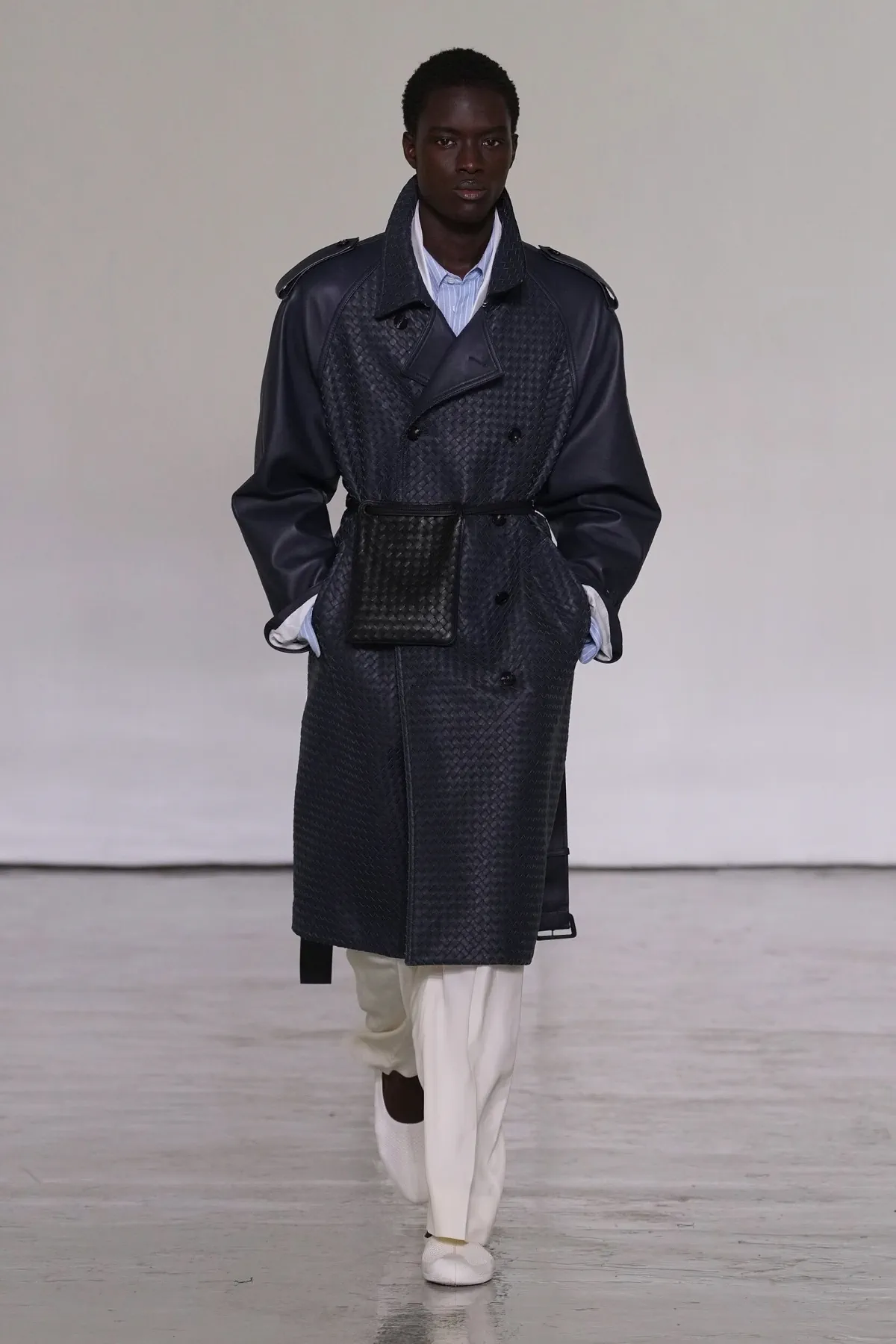 Pour le printemps 2027, Bottega Veneta desserre l'étau de l'intrecciato et laisse enfin respirer son vestiaire homme