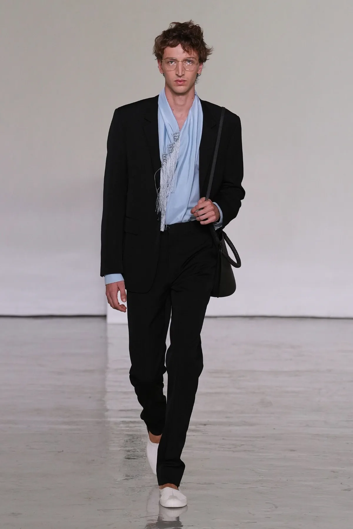 Pour le printemps 2027, Bottega Veneta desserre l'étau de l'intrecciato et laisse enfin respirer son vestiaire homme
