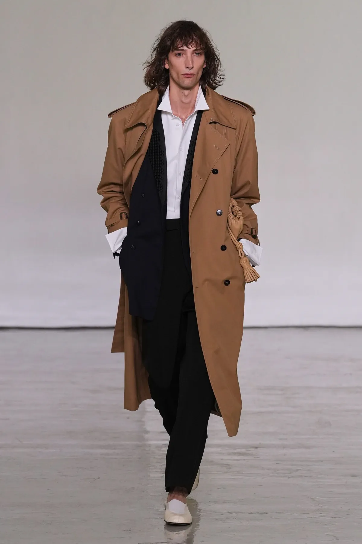 Pour le printemps 2027, Bottega Veneta desserre l'étau de l'intrecciato et laisse enfin respirer son vestiaire homme