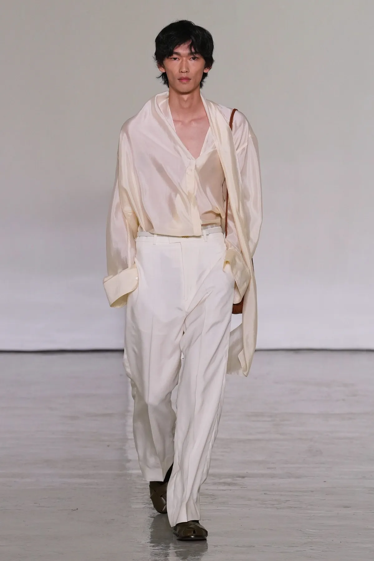 Pour le printemps 2027, Bottega Veneta desserre l'étau de l'intrecciato et laisse enfin respirer son vestiaire homme