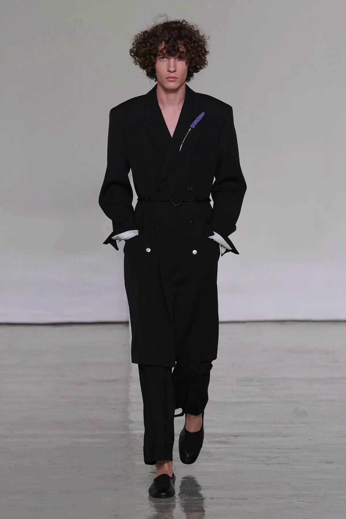 Pour le printemps 2027, Bottega Veneta desserre l'étau de l'intrecciato et laisse enfin respirer son vestiaire homme